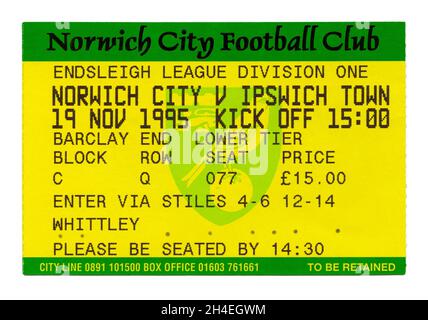 Ein Ticket für ein Fußballspiel (Fußball oder Verbandsfußball) zwischen dem Norwich City FC und dem Ipswich Town FC am 19. November 1995. Es fand in der Carrow Road, dem Heimatort von Norwich, statt. Es war in der zweiten Stufe des englischen Spiels (Division One). Diese Spiele waren die Hauptkonkurrenz in East Anglia – einem lokalen Derby zwischen den großen Städten Norfolk und Suffolk. Das Logo in der Mitte ist ein Bild eines kanarienvogels, der das Emblem von Norwich City darstellt und das Team oft ‘die Kanaren’ genannt wird. Stockfoto