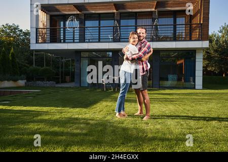 Bärtig schöner Mann und charmante Frau, die in dem modernen Haus ruht Stockfoto