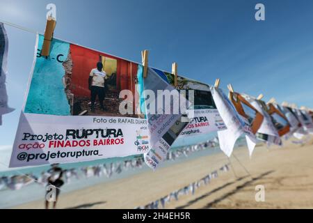 AL - Maceio - 11/02/2021 - MACEIO, RUPTURA PROJECT - Fotos des Ruptura-Projekts sind am Dienstag (2) am Strand von Pajuca zu sehen. Die Aktion zeigt Fotos, die Häuser und die Bevölkerung der Stadtteile Bebedouro, Pinheiro, Mutange und Bom Parto zeigen, die von dem Absinken des Bodens betroffen sind, der den Abbauaktivitäten von Unternehmen in der Region zugeschrieben wurde. Foto: Itawi Albuquerque/AGIF/Sipa USA Stockfoto