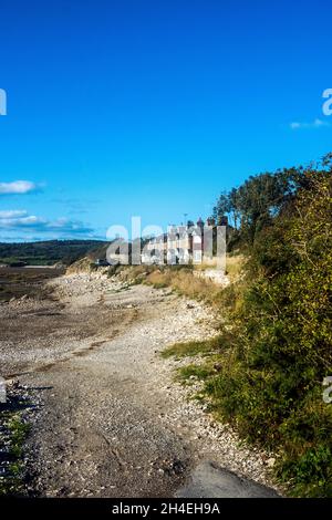 Reihenhäuser blicken auf den Strand von Silverdale, Lancashire. Stockfoto