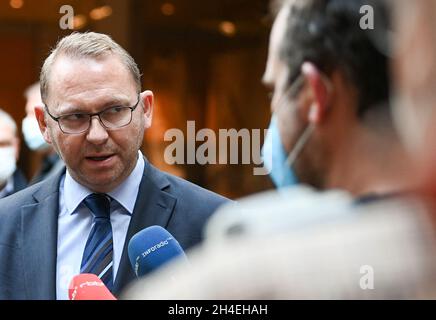 Potsdam, Deutschland. November 2021. Frank Werneke, Vorsitzender von Verdi, spricht in einem Hotel am Rande der Tarifverhandlungen für den öffentlichen Dienst der Länder mit Journalisten. Verdi führt die Tarifverhandlungen gemeinsam mit anderen Gewerkschaften und dem Beamtenverband in einer Verhandlungsgruppe. Von den Verhandlungen sind rund 1.1 Millionen Mitarbeiter betroffen. (To dpa 'Gewerkschaften verlängern Warnstreiks im öffentlichen Dienst') Quelle: Jens Kalaene/dpa-Zentralbild/dpa/Alamy Live News Stockfoto