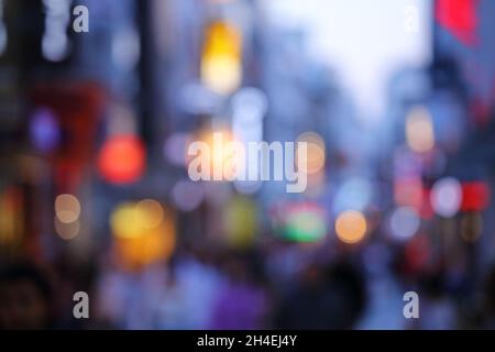 Neon City Lights - entkochte Einkaufsstraße in Köln, Deutschland. Verschwommene Neons. Stockfoto