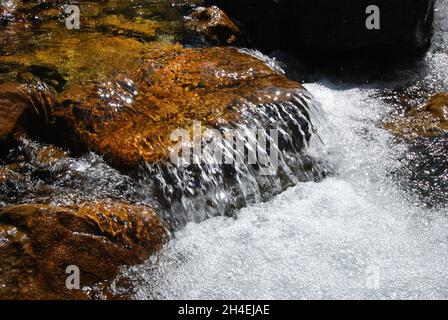 Wasser fließt über flache Felsen sprudelnd Sammelbecken. Adelboden, Schweiz, Europa Stockfoto