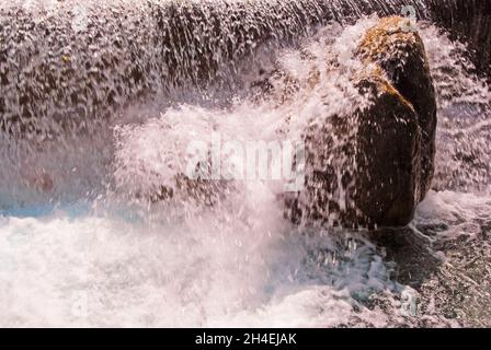 Wasser fließt über flache Felsen sprudelnd Sammelbecken. Adelboden, Schweiz, Europa Stockfoto