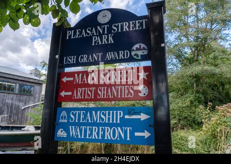 Parkschild in der Nähe der Fähre in Hyannis, Massachusetts Stockfoto