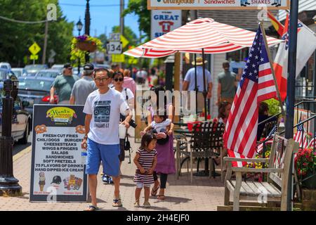 Gettysburg, PA, USA - 2. Juli 2016: Touristen in der Innenstadt von Gettysburg während der jährlichen Schlacht Gedenkfeier. Stockfoto