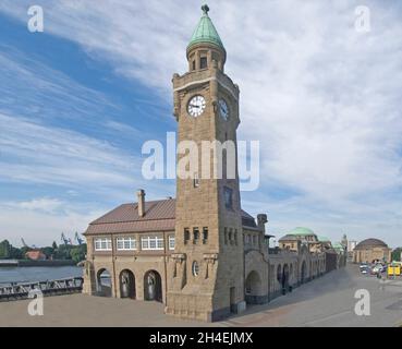 St. Pauli Piers, Blick auf den Fluss Elbe, Pegelturm (Wasserturm), Hafen Hamburg, Hamburg, Deutschland Stockfoto