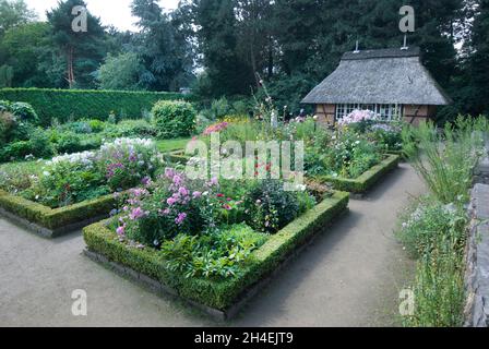 Blick auf den Hüttengarten im Botanischen Garten im kleinen Flottbek Hamburg. Deutschland, Europa Stockfoto