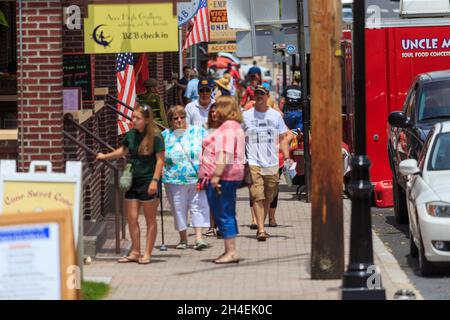 Gettysburg, PA, USA - 2. Juli 2016: Touristen in der Innenstadt von Gettysburg während der jährlichen Schlacht Gedenkfeier. Stockfoto