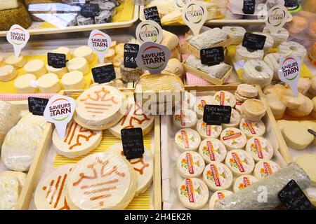 ALBI, FRANKREICH - 29. SEPTEMBER 2021: Lokales Käsefachgeschäft in der Markthalle von Albi, Frankreich. Albi ist die Präfektur des Departements Tarn Stockfoto