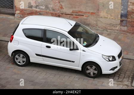 TOULOUSE, FRANKREICH - 28. SEPTEMBER 2021: Chevrolet Aveo kleines Stadtauto in einer Straße in Toulouse geparkt. Es sind 32 Millionen Autos zugelassen Stockfoto