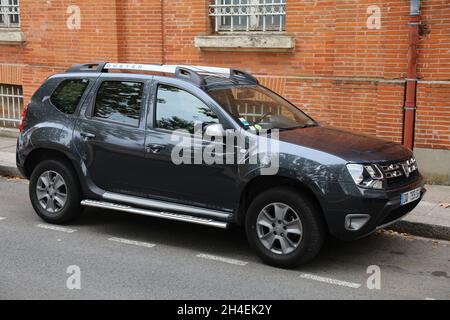 TOULOUSE, FRANKREICH - 28. SEPTEMBER 2021: Dacia Duster kompakter Crossover-SUV in einer Straße in Toulouse geparkt. In Fran sind 32 Millionen Autos zugelassen Stockfoto