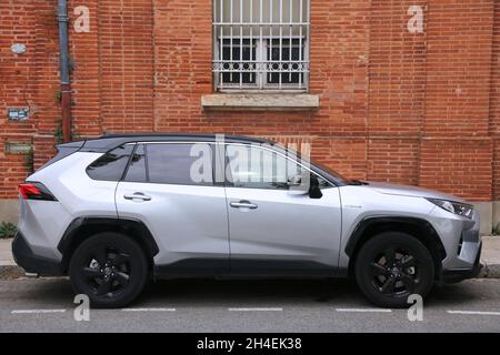 TOULOUSE, FRANKREICH - 28. SEPTEMBER 2021: Toyota RAV4 Hybrid-SUV in einer Straße in Toulouse geparkt. In Frankreich sind 32 Millionen Autos zugelassen. Stockfoto