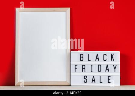 Black Friday Konzept. Schild und leerer Rahmen auf rotem Hintergrund. Für Text platzieren. Stockfoto