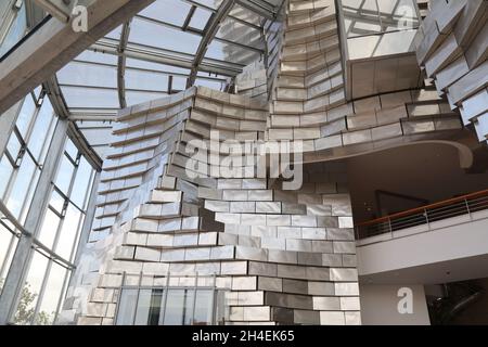 ARLES, FRANKREICH - 1. OKTOBER 2021: Besichtigung des Luma-Gebäudes in Arles, Frankreich. Tour Luma ist ein lokales Kunstzentrum und wurde von Frank Gehry entworfen. Stockfoto