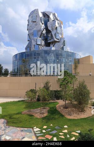 ARLES, FRANKREICH - 1. OKTOBER 2021: Besichtigung des Luma-Gebäudes in Arles, Frankreich. Tour Luma ist ein lokales Kunstzentrum und wurde von Frank Gehry entworfen. Stockfoto