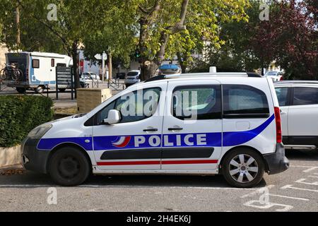 ARLES, FRANKREICH - 1. OKTOBER 2021: Lokaler französischer Polizeiwagen der französischen Polizei in Arles, Frankreich. Arles ist eine große Stadt in der Provence. Stockfoto