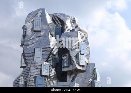 ARLES, FRANKREICH - 1. OKTOBER 2021: Besichtigung des Luma-Gebäudes in Arles, Frankreich. Tour Luma ist ein lokales Kunstzentrum und wurde von Frank Gehry entworfen. Stockfoto