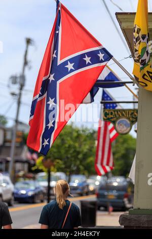 Gettysburg, PA, USA - 2. Juli 2016: Während der jährlichen Schlacht-Gedenkfeier fliegt eine konföderierte Kampfflagge in der Innenstadt. Stockfoto