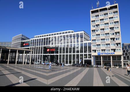 KÖLN, DEUTSCHLAND - 21. SEPTEMBER 2020: Menschen gehen durch die Zentrale der HRS-Gruppe in Köln. HRS ist ein Reiseunternehmen, das Marken wie Hote besitzt Stockfoto