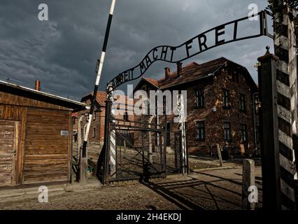 Das Haupttor des Konzentrationslagers Auschwitz mit der Aufschrift frei „arbeit macht frei“ ist ein deutscher Satz, der bedeutet „Arbeit macht frei“ oder „wo“ Stockfoto