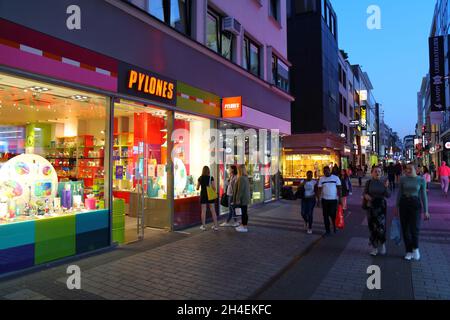 KÖLN, DEUTSCHLAND - 21. SEPTEMBER 2020: Menschen einkaufen in Köln, Deutschland. Köln ist die viertbevölkerungsreichste Stadt Deutschlands. Stockfoto