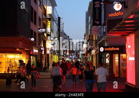 KÖLN, DEUTSCHLAND - 21. SEPTEMBER 2020: Menschen einkaufen in Köln, Deutschland. Köln ist die viertbevölkerungsreichste Stadt Deutschlands. Stockfoto