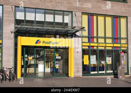 ESSEN, DEUTSCHLAND - 21. SEPTEMBER 2020: Postbank-Niederlassung in Essen, Deutschland. Die Deutsche Postbank ist ein großes deutsches Finanzdienstleistungsinstitut. Stockfoto