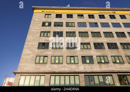 ESSEN, DEUTSCHLAND - 21. SEPTEMBER 2020: Postbank-Gebäude in Essen, Deutschland. Die Deutsche Postbank ist ein großes deutsches Finanzdienstleistungsinstitut. Stockfoto