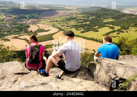 Wanderer, die sich auf dem Hügel ausruhen und in das Tal hinunter schauen Ceske Stredohori Berg Tschechien, die Menschen Europas auf einem Hügel Stockfoto