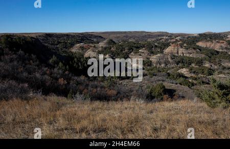 27. Oktober 2021, Medora, North Dakota, VEREINIGTE STAATEN: 27. Oktober 2021. MEDORA, N.D., USA. Der malerische Blick auf die südliche Einheit des Theodore Roosevelt National Park über den Painted Canyon ermöglicht den Blick auf die farbigen Felsformationen und erodierten Canyons der Badlands von North Dakota in der Nähe der Stadt Medora, N.D. Der Park ist dem ehemaligen Präsidenten der Vereinigten Staaten gewidmet, der Zeit auf Büffeljagd in der Gegend verbracht hat, in der noch immer eine beträchtliche Herde Bison beheimatet ist, die in der Gegend beheimatet sind. (Bild: © Ralph Lauer/ZUMA Press Wire) Stockfoto