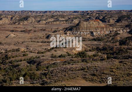 Medora, North Dakota, USA. Oktober 2021. 27. Oktober 2021. MEDORA, N.D., USA. Der malerische Blick auf die südliche Einheit des Theodore Roosevelt National Park über den Painted Canyon ermöglicht den Blick auf die farbigen Felsformationen und erodierten Canyons der Badlands von North Dakota in der Nähe der Stadt Medora, N.D. Der Park ist dem ehemaligen Präsidenten der Vereinigten Staaten gewidmet, der Zeit auf Büffeljagd in der Gegend verbracht hat, in der noch immer eine beträchtliche Herde Bison beheimatet ist, die in der Gegend beheimatet sind. (Bild: © Ralph Lauer/ZUMA Press Wire) Stockfoto