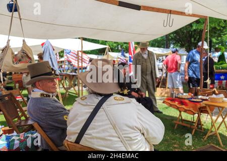 Gettysburg, PA, USA - 2. Juli 2016: Im Heritage Center mischen sich die Reenaktoren in typischen Bürgerkriegskleidung jährlich unter Touristen Stockfoto