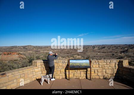 Medora, North Dakota, USA. Oktober 2021. 27. Oktober 2021. MEDORA, N.D., USA. Der malerische Blick auf die südliche Einheit des Theodore Roosevelt National Park über den Painted Canyon ermöglicht den Blick auf die farbigen Felsformationen und erodierten Canyons der Badlands von North Dakota in der Nähe der Stadt Medora, N.D. Der Park ist dem ehemaligen Präsidenten der Vereinigten Staaten gewidmet, der Zeit auf Büffeljagd in der Gegend verbracht hat, in der noch immer eine beträchtliche Herde Bison beheimatet ist, die in der Gegend beheimatet sind. (Bild: © Ralph Lauer/ZUMA Press Wire) Stockfoto