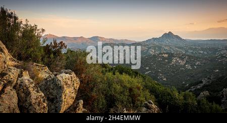 sonnenaufgang in der Wüste des agriate, korsika Frankreich, zeigt die felsige Karstlandschaft. Abenteuer Urlaub. Stockfoto