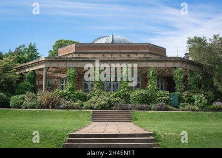 Harrogate Sun Pavilion, Blick im Sommer auf das im Art déco-Stil erbaute Sun Pavilion Gebäude in den Valley Gardens, Harrogate, North Yorkshire, England, Stockfoto