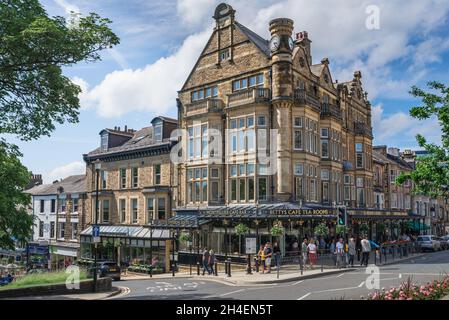 Harrogate Bettys, Blick auf Bettys Cafe Tea Rooms an der Ecke Parliament Street und Montpellier Parade im Zentrum von Harrogate, Yorkshire Stockfoto