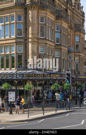 Bettys Harrogate, Blick auf die Bettys Cafe Tea Rooms an der Ecke Parliament Street und Montpellier Parade im Zentrum von Harrogate, Yorkshire Stockfoto