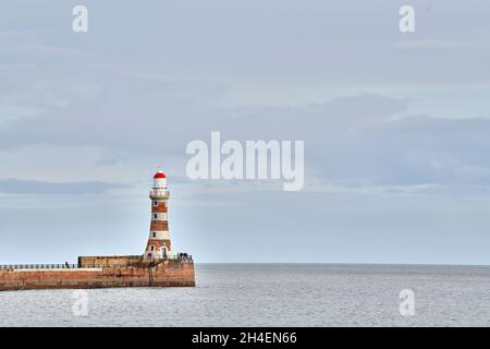 Roker Leuchtturm und Pier am Eingang zum Hafen in Sunderland, England. Stockfoto