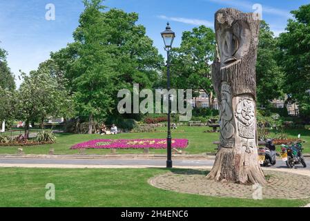 Harrogate, Blick im Sommer auf die Montpellier Parade Gärten und eine Baumskulptur, die den südlichen Rand des Montpellier Quarter, Harrogate, England, markiert Stockfoto