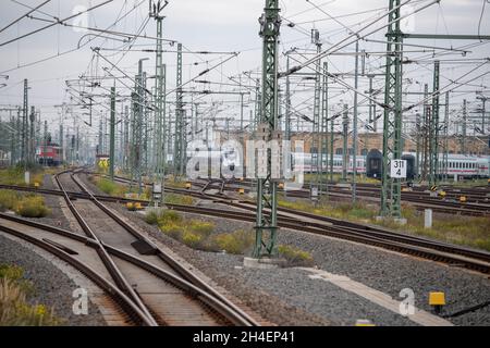 Leipzig, Deutschland. September 2021. Ein Zug fährt am Leipziger Hauptbahnhof an. Quelle: Christophe Gateau/dpa/Alamy Live News Stockfoto