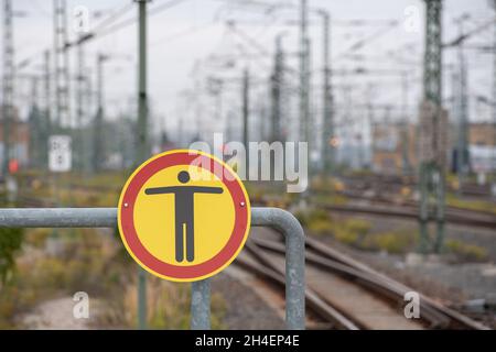 Leipzig, Deutschland. September 2021. Am Leipziger Hauptbahnhof ist das Ende des Bahnsteigs markiert. Quelle: Christophe Gateau/dpa/Alamy Live News Stockfoto