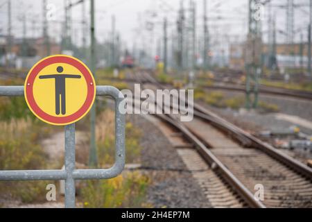 Leipzig, Deutschland. September 2021. Am Leipziger Hauptbahnhof ist das Ende des Bahnsteigs markiert. Quelle: Christophe Gateau/dpa/Alamy Live News Stockfoto