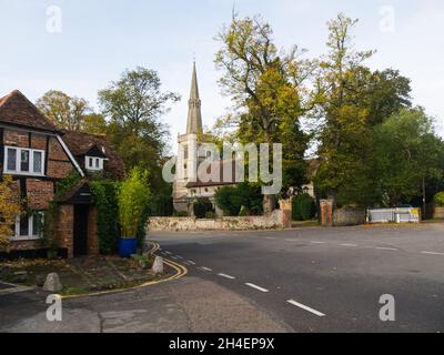 St Marys Church and Corner Cottage Church Street Princes Risborough Buckinghamshire England Großbritannien Stockfoto
