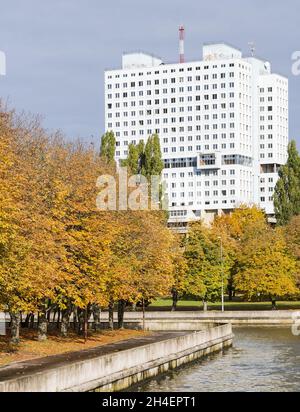 Königsberg, Russland, 10. Oktober 2021. Haus der Sowjets. Ein unvollendetes Gebäude im Zentrum der Stadt. Architektur der UdSSR. Herbst in der Cit Stockfoto