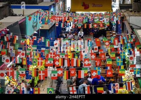 SAO PAULO, BRASILIEN - 10. Oktober 2021: Der Stadtmarkt von Sao Paulo (Mercadao) war voll mit Kunden in Sao Paulo, Brasilien Stockfoto