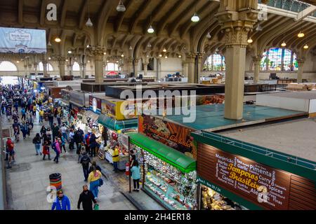 SAO PAULO, BRASILIEN - 10. Oktober 2021: Der Stadtmarkt von Sao Paulo (Mercadao) war voll mit Kunden in Sao Paulo, Brasilien Stockfoto