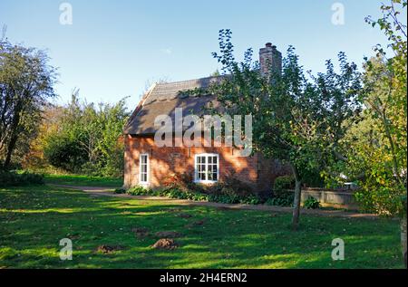 Blick auf das Toad Hole Cottage, ein ehemaliges Marshman's Home, am Fluss Ant auf den Norfolk Broads in How Hill, Ludham, Norfolk, England, Vereinigtes Königreich. Stockfoto