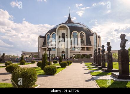 Tula, Russland - 15. Mai 2021: Neubau des berühmten Waffenmuseums und der Walk of Fame berühmter Büchsenmacher Stockfoto