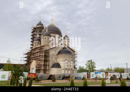 Borovsk, Kaluga Region, Russland - 13. Mai 2021: Restaurierung der altgläubigen orthodoxen Kathedrale der Fürbitte der Heiligen Mutter Gottes (Pokro Stockfoto